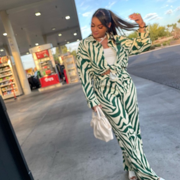 2 piece pants set 💚🛍 - Picture 3 of 3